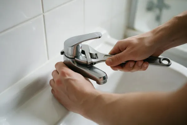 Pose d'un mitigeur sur un lavabo